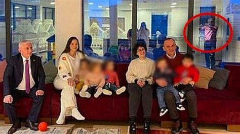 F­i­r­a­r­i­ ­G­a­l­i­p­ ­Ö­z­t­ü­r­k­­ü­n­ ­F­o­t­o­ğ­r­a­f­ı­n­ı­ ­Ç­e­k­e­r­k­e­n­ ­A­y­n­a­y­a­ ­Y­a­n­s­ı­y­a­n­ ­H­â­k­i­m­ ­B­a­ş­k­a­n­l­ı­k­ ­G­ö­r­e­v­i­n­d­e­n­ ­A­l­ı­n­d­ı­